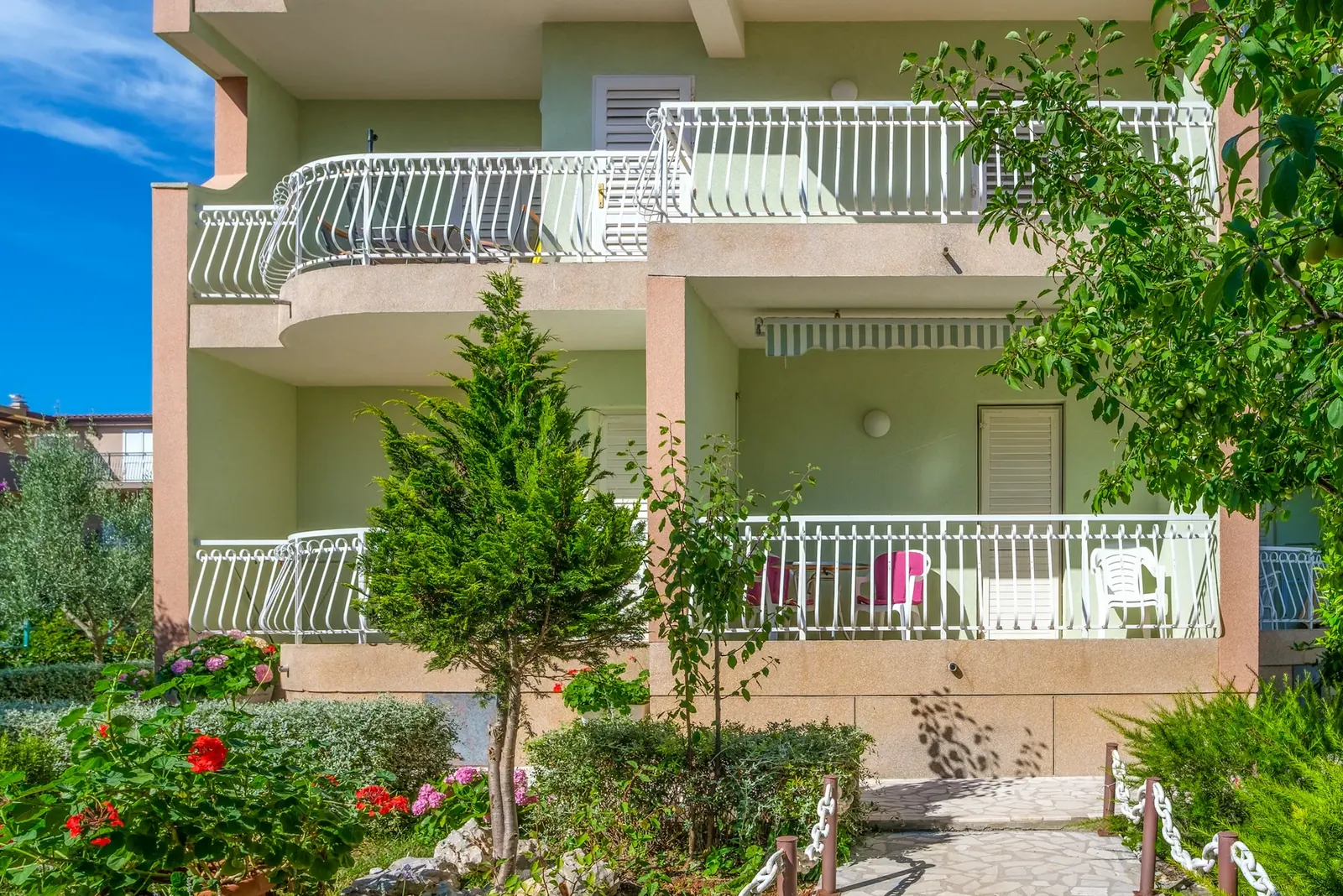 Eksterijer apartmanskog objekta s balkonima i zelenilom