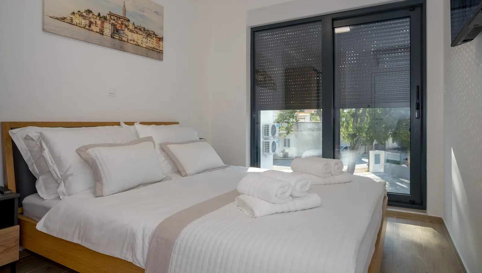 Uređena spavaća soba apartmana