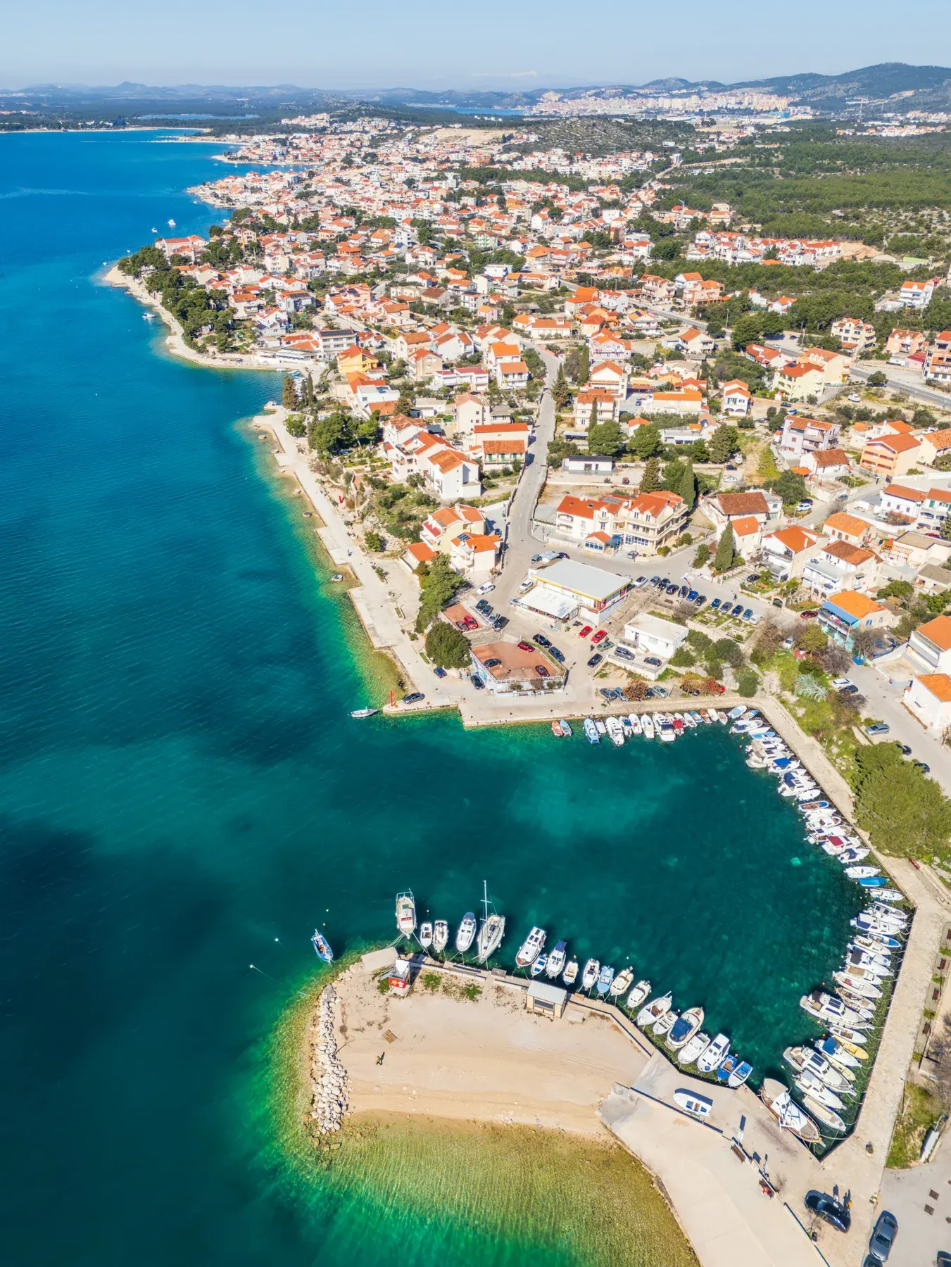 Obala i mala luka snimljene dronom