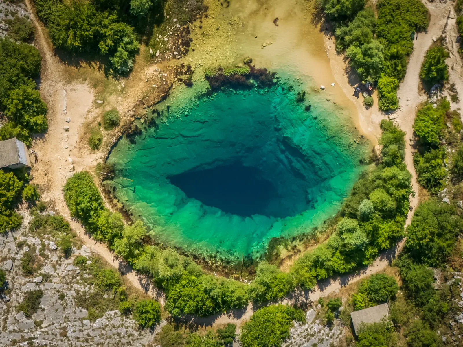 Tirkizno jezero Oko Dalmacije snimljeno odozgo