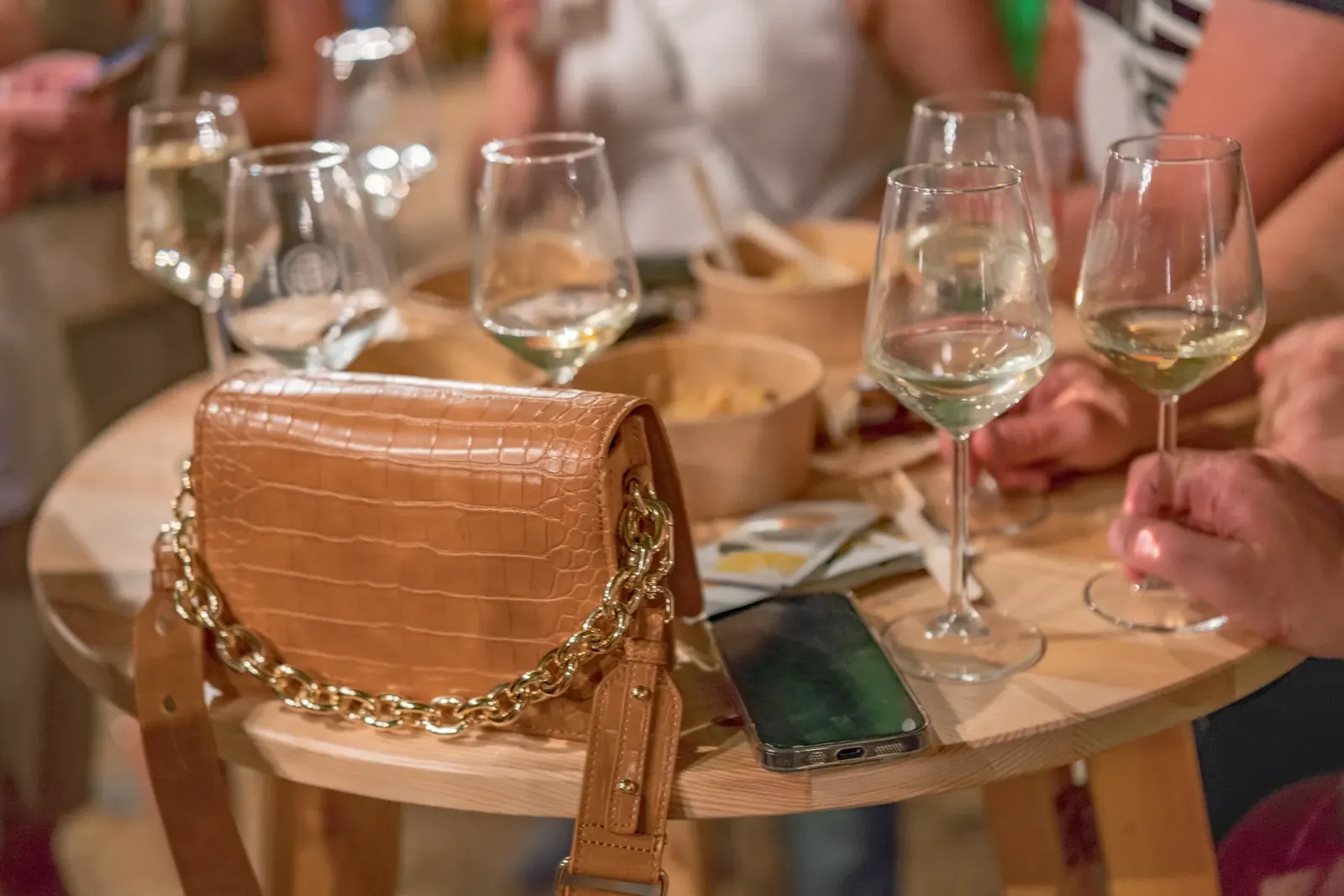 Atmosfera druženja uz stol i čaše vina