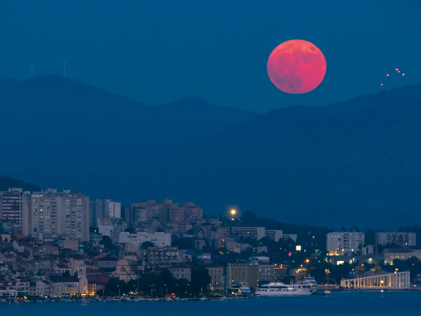 Crveni mjesec iznad grada
