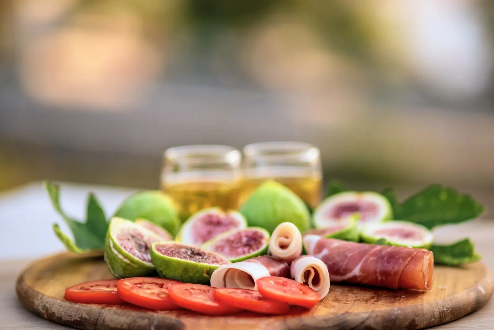 Gastro plata sa smokvama, pršutom i rajčicama