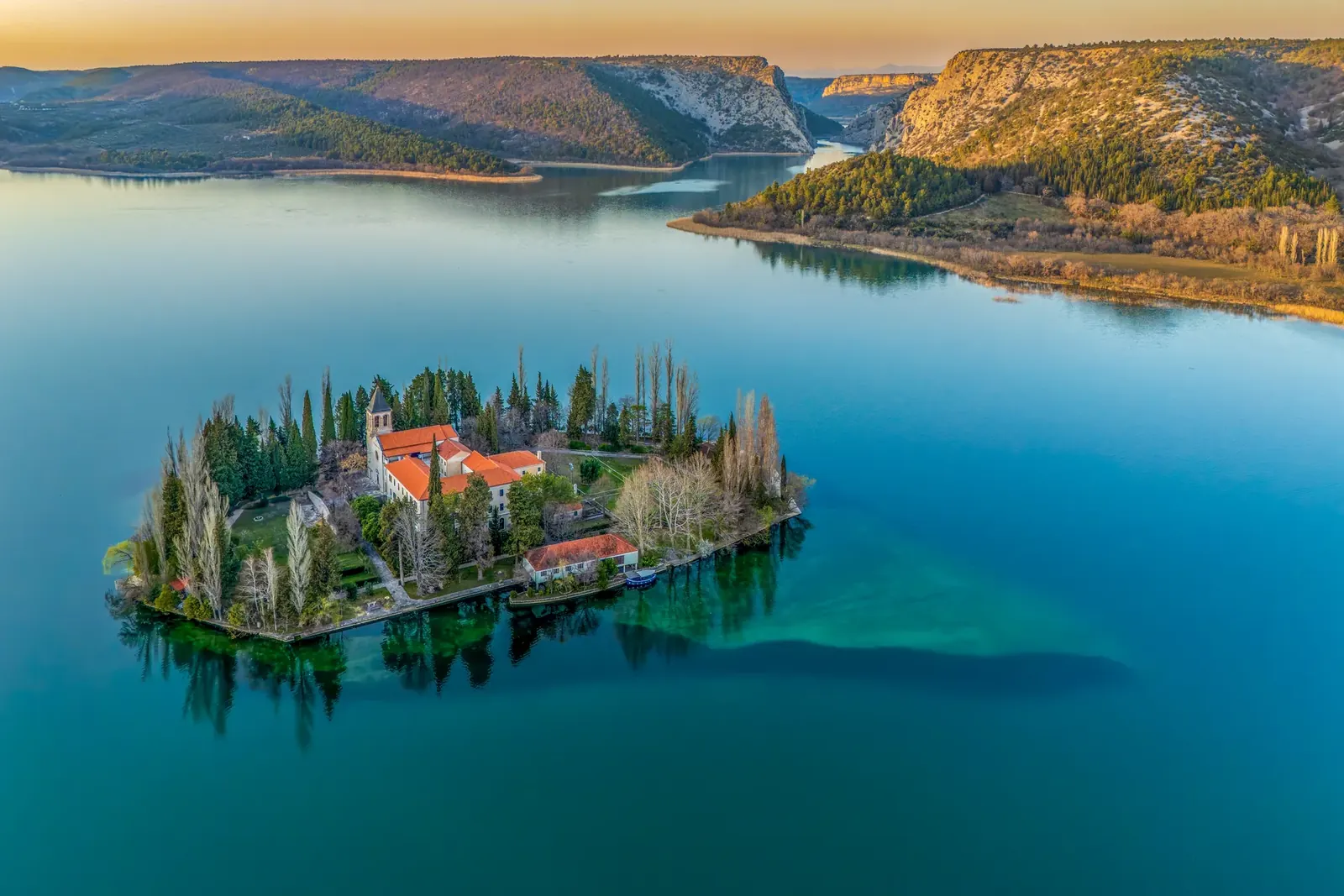 Zračna fotografija otočića i krajolika snimljena dronom